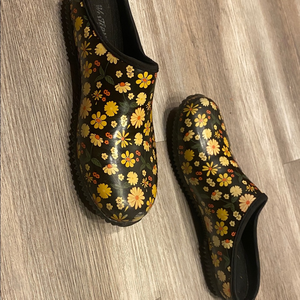 Floral Women's Clogs by Western Chief - Picture 5 of 5